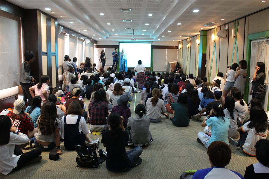 จัดห้องโล่งสำหรับงานแฟนมีตติ้ง